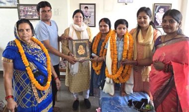 नन्ही तैराक की बड़ी उपलब्धि पर डॉ कीर्तिका ने शिक्षा की ली जिम्मेदारी