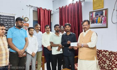 लखनऊ अग्निकांड में जान गंवाने वाले बच्चों के परिजनों को 4-4 लाख रुपये की सहायता राशि सौंपी गयी