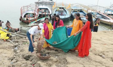 गंगा किनारे कचरा साफ कर नारी शक्ति ने किया महिला विरोधी राजनीतिक कचरे को साफ करने का आवाह्न