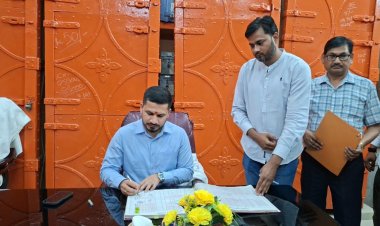 नवागत जिलाधिकारी शशांक त्रिपाठी ने कार्यभार ग्रहण किया