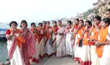 बंग परिषद की महिलाओं ने गंगा घाट पर शंखनाद कर किया प्रधानमंत्री मोदी का स्वागत