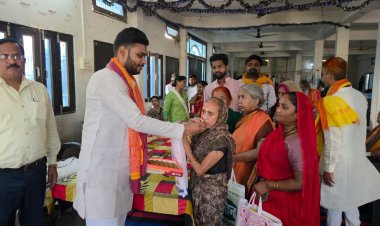 अनुप्रिया पटेल का वृद्धाश्रम में मना जन्मदिन, बुजुर्गों से लिया आशीर्वाद