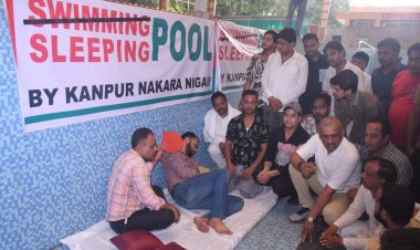 विधायक ने ड्राई स्विमिंग कर जताया विरोध, तरणताल की बदहाली पर उठाए सवाल