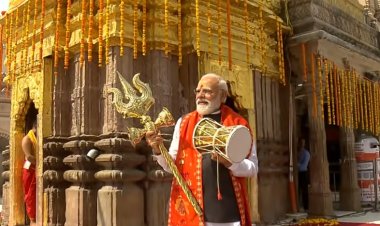 पीएम मोदी ने बाबा विश्वनाथ के दरबार में लगाई हाजिरी | बच्चों पर बरसाया प्यार