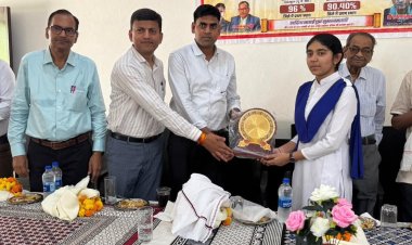 यूपी बोर्ड परीक्षा में उत्कृष्ट अंक लाने वाले विद्यार्थी सम्मानित