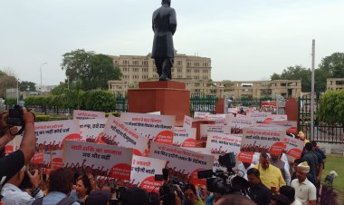 यूपी विधान सत्र शुरू होने से पहले महिला आरक्षण पर सत्ता पक्ष और विपक्ष का प्रदर्शन