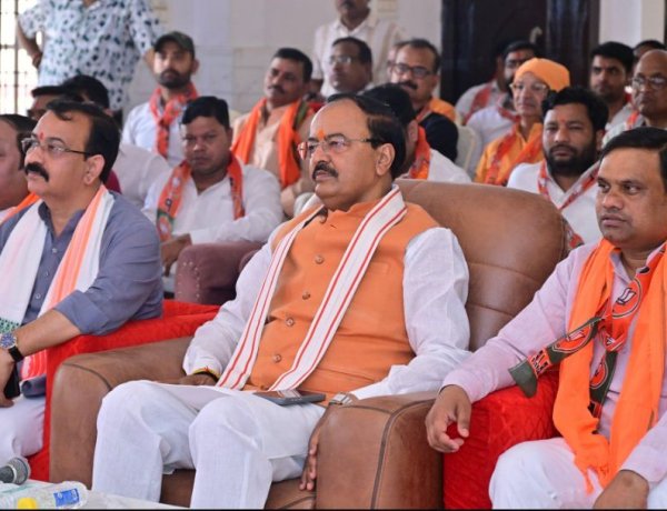 केशव प्रसाद मौर्य ने बुद्धेश्वर चौराहा पर भाजपा कार्यकर्ताओं के साथ सुनी मन की बात