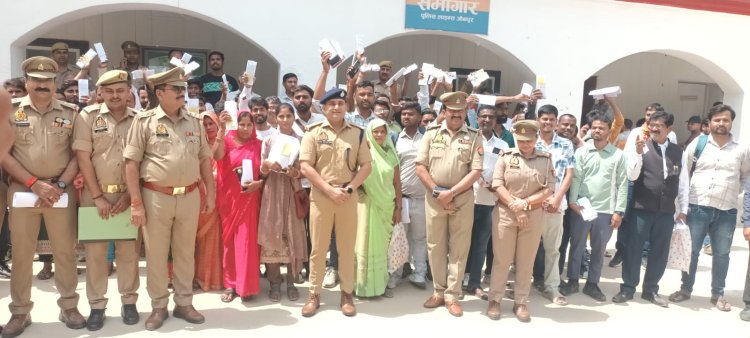 जौनपुर की साइबर पुलिस ने 240 गुमशुदा मोबाइल फोन मालिकों को लौटाए