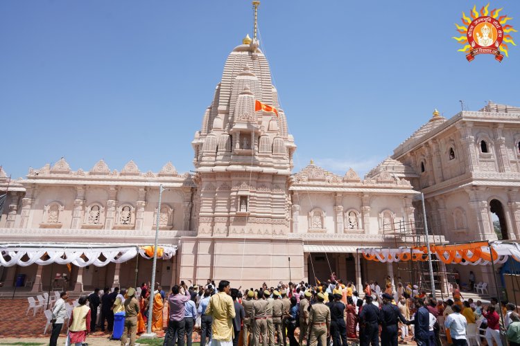 बजरंग दल की ओर से श्रीराम जन्मभूमि के हनुमान मंदिर पर किया ध्वजारोहण
