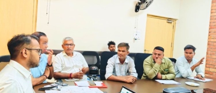 लैंड पूलिंग योजना को लेकर प्राधिकरण उपाध्यक्ष और किसानों में हुई सार्थक बातचीत