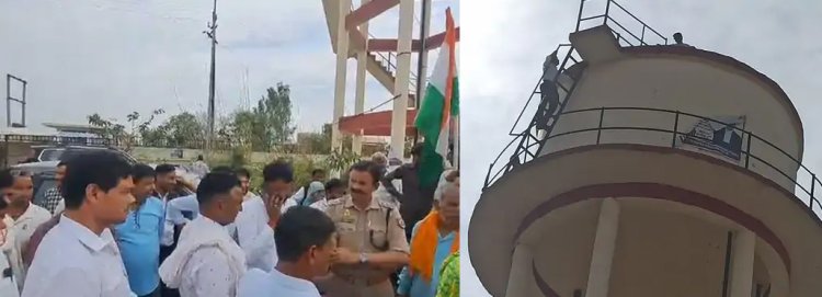समस्याओं का निदान न होने पर भड़के किसान, पानी की टंकी पर चढ़े