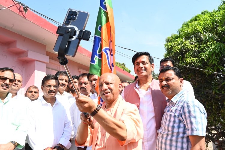 भाजपा का स्थापना दिवस : मुख्यमंत्री योगी ने गोरखनाथ मंदिर के हिंदू सेवाश्रम भवन पर फहराया पार्टी का झंडा