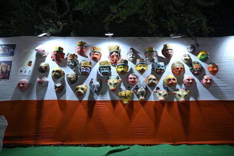 श्री संकट मोचन संगीत समारोह के अंतर्राष्ट्रीय चित्रकला प्रदर्शनी में पारम्परिक रामलीला के मुखौटे आकर्षण