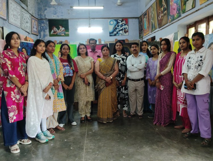 आत्मचित्रों में झलकी पहचान, छात्राओं ने कैनवास पर उकेरी अपनी दुनिया