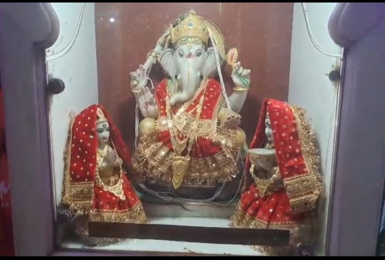 पत्नी बच्चे के साथ दर्शन करने गए चोर ने मंदिर से पार किये चांदी के 07 मुकुट, घटना सीसीटीवी में कैद