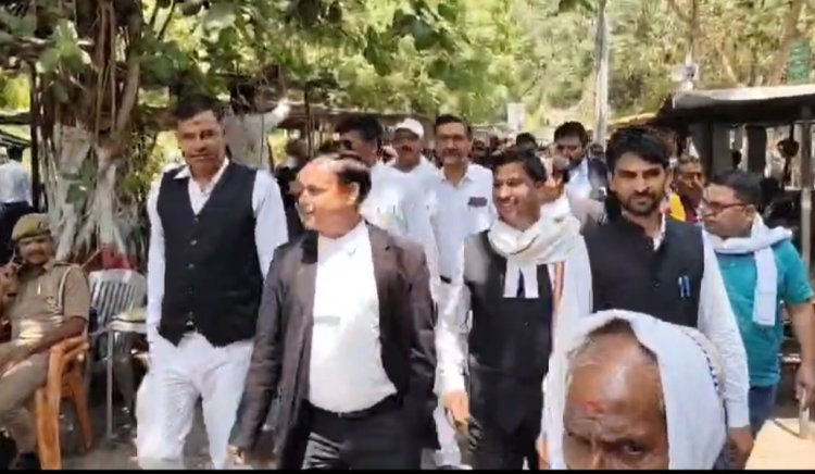 मीरजापुर: सपा नेता एवं अधिवक्ता से दुर्व्यवहार पर भड़के वकील, एसडीएम कोर्ट में तोड़फोड़