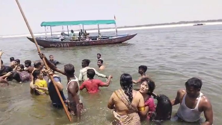 वाराणसी: शिवालाघाट पर गंगा में डूब रहीं तीन महिला तीर्थयात्रियों को नाविकों ने बचाया