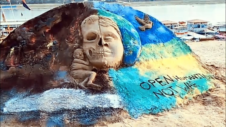 प्रयागराज: संगम की रेत पर उकेरा गया 'युद्ध का खौफनाक मंजर', सैंड आर्ट के जरिए दुनिया को दी गई 'शांति की पुकार'