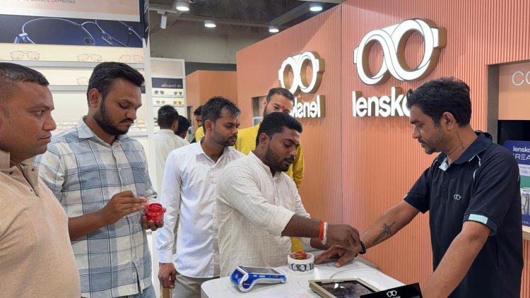 विहिप-बजरंग ने लेंसकार्ट के कर्मचारियों को लगाया तिलक