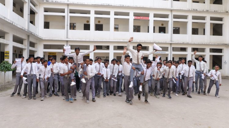 यूपी बोर्ड इंटरमीडिएट की परीक्षा में वाराणसी टॉपर बनी साक्षी, 94.40 फीसदी अंक