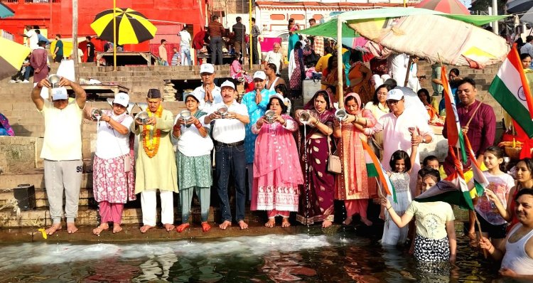 गंगा सप्तमी पर विधि विधान से नमामि गंगे ने किया मां गंगा का दुग्धाभिषेक, उतारी आरती