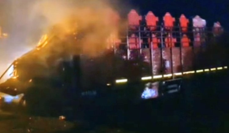 बहराइच: डीसीएम और ट्रेलर की टक्कर में दो चालक जिंदा जले