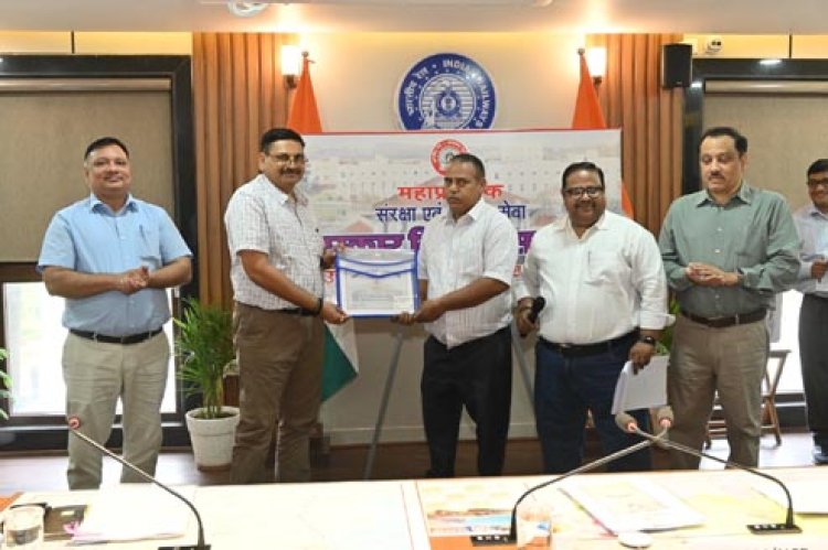 एनसीआर महाप्रबन्धक ने मंडल के 10 रेल कर्मचारियों को किया पुरस्कृत