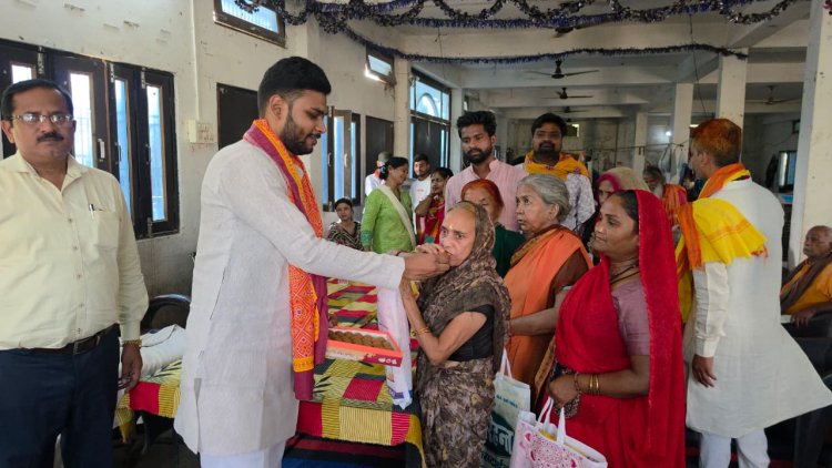 अनुप्रिया पटेल का वृद्धाश्रम में मना जन्मदिन, बुजुर्गों से लिया आशीर्वाद