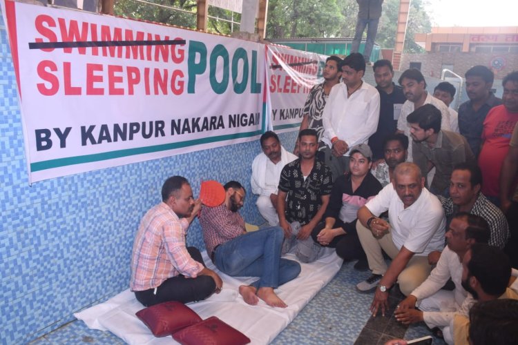 विधायक ने ड्राई स्विमिंग कर जताया विरोध, तरणताल की बदहाली पर उठाए सवाल