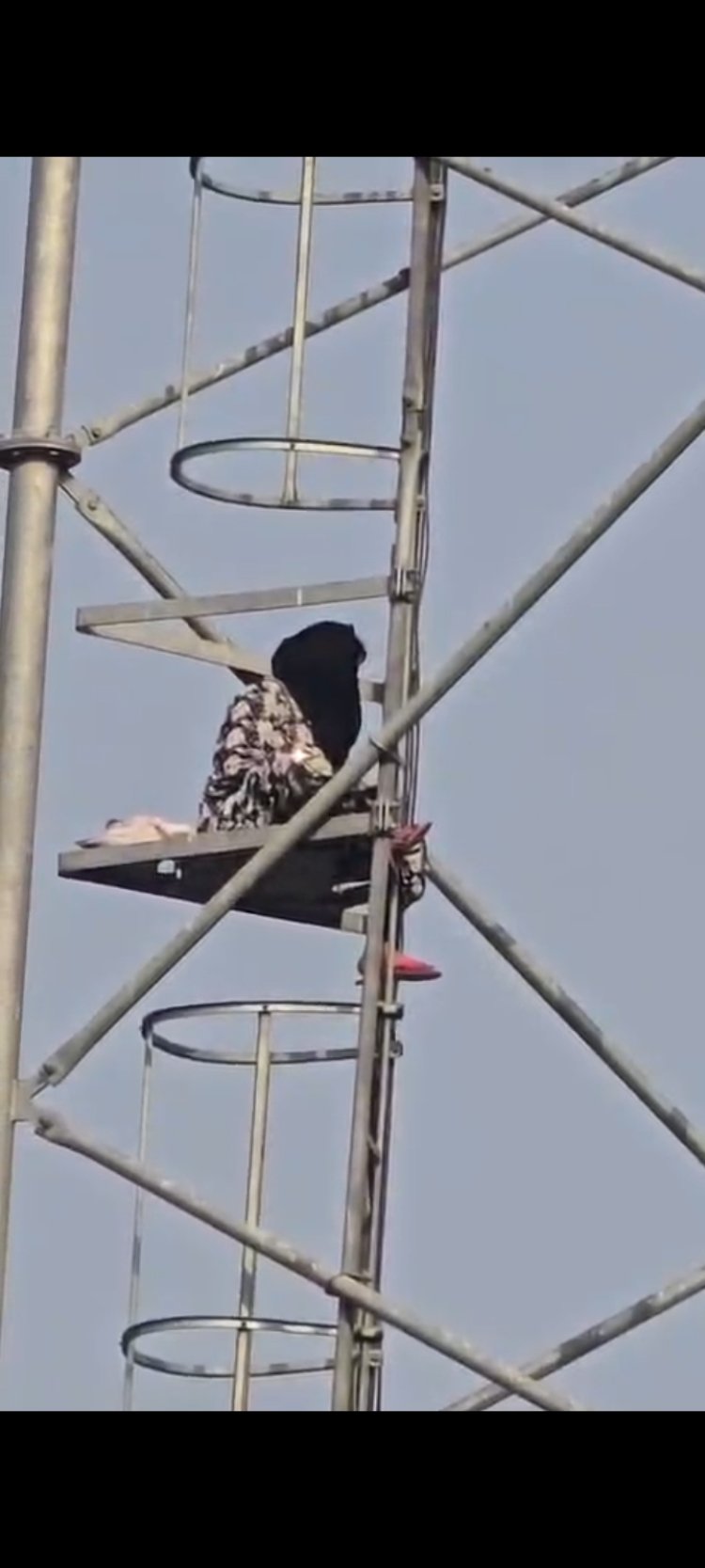 भदोही: इंस्टाग्राम प्रेमी के लिए छोड़ा था घर, अब पति के पास जाने की जिद में मोबाइल टॉवर पर चढ़ी विवाहिता