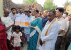 आंधी-तूफान पीड़ित परिवारों से मिलीं अनुप्रिया पटेल, सहायता राशि का चेक सौंपा