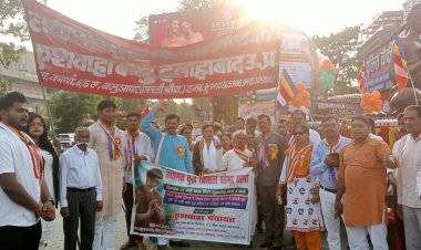 प्रयागराज में बुद्ध पूर्णिमा पर निकाली गई तथागत बुद्ध की भव्य विशाल शोभायात्रा