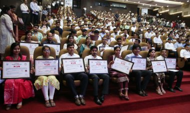 मुख्यमंत्री योगी के हाथाें नियुक्ति पत्र पाकर अभ्यर्थियों के खिले चेहरे, पारदर्शिता के लिए सरकार की सराहना की
