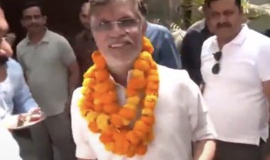 अग्रिम जमानत के बाद दिल्ली पहुंचे पवन खेड़ा, इंदिरा भवन में कांग्रेस कार्यकर्ताओं ने किया स्वागत