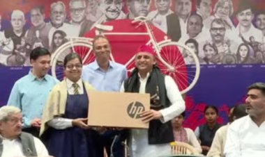 अखिलेश ने यूपी बोर्ड के मेधावी छात्र-छात्राओं को लेपटॉप भेंट कर किया सम्मानित