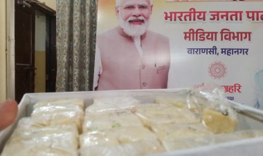 पश्चिम बंगाल में ऐतिहासिक जीत से उत्साहित भाजपा कार्यकर्ताओं ने वाराणसी में बांटी मिठाई