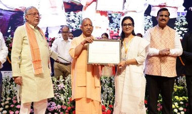 मुख्यमंत्री योगी ने नवचयनित पांच साै लेखा परीक्षकों को साैंपे नियुक्ति पत्र