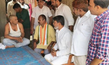 दूल्हे आजाद बिंद के परिजनों से मिला कांग्रेस प्रतिनिधिमंडल, 50 हजार रुपए की आर्थिक सहायता दी