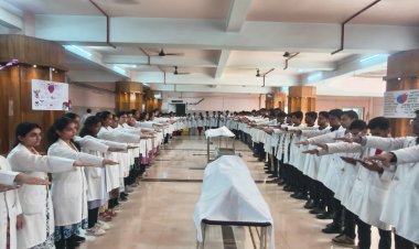 बीएएमएस के विद्यार्थियों ने ली कैडेवरिक ओथ, चिकित्सा नैतिकता के पालन का संकल्प