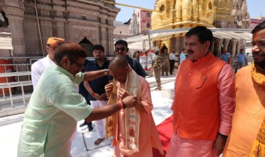मुख्यमंत्री योगी आदित्यनाथ ने बाबा कालभैरव और श्री काशी विश्वनाथ मंदिर में किया दर्शन पूजन
