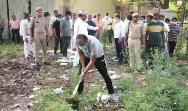 जिलाधिकारी ने चलाया स्वच्छता अभियान, फावड़ा लेकर काटी झाड़ियां