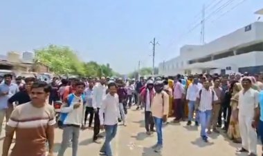सैलरी बढ़ाने की मांग को लेकर फुटवियर फैक्टरी के बाहर कर्मचारियों का हंगामा