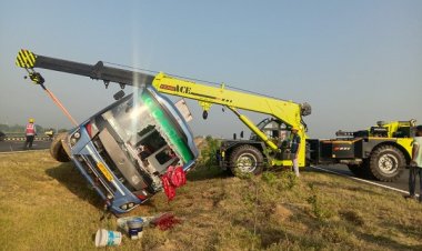 हरिद्वार से लौट रही यात्रियों से भरी बस गंगा एक्सप्रेस-वे पर पलटी, चार महिलाएं घायल
