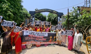 प्रधानमंत्री पर सपा सांसद की टिप्पणी के विरोध में महिलाओं ने किया प्रदर्शन