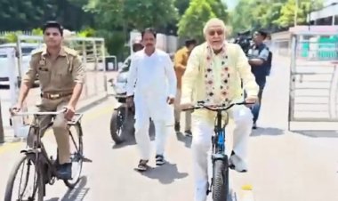 मंत्री सुरेश खन्ना अपने सरकारी आवास से साइकिल चलाकर विधानसभा कार्यालय पहुंचे