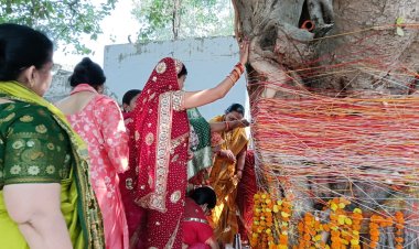 पति के सुदीर्घ जीवन के लिए महिलाओं ने रखा वट सावित्री व्रत