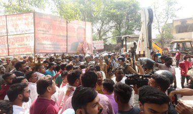 लखनऊ कलेक्ट्रेट में वकीलों के अवैध चैंबर व दुकानों पर चला बुलडोजर