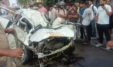 अनियंत्रित कार डिवाइडर से टकराई, शादी से लौट रहे दो युवकों की मौत ,तीन घायल