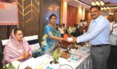 रेलवे स्टेशनों पर यात्री सुविधाओं, मार्गों को और बेहतर बनायें : सीमा द्विवेदी
