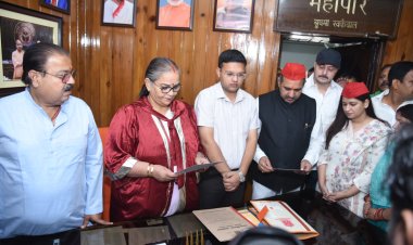 हाईकोर्ट के निर्देश के बाद महापौर ने सपा पार्षद ललित किशोर तिवारी को दिलाई शपथ